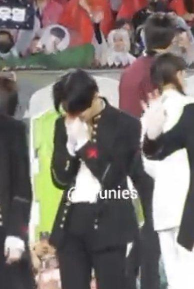 Nhóm nhạc em trai BTS bị ném túi rác vào đầu khi đang chào fan-5