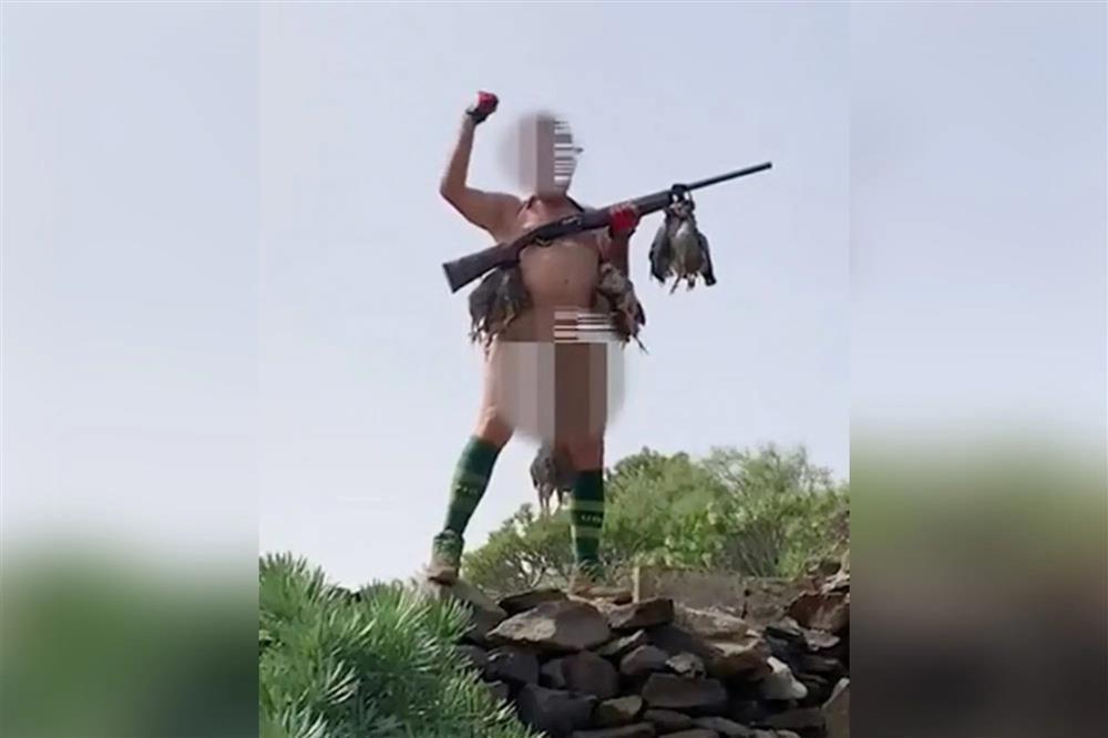 Phẫn nộ du khách khỏa thân khoe chiến lợi phẩm sau cuộc đi săn-1