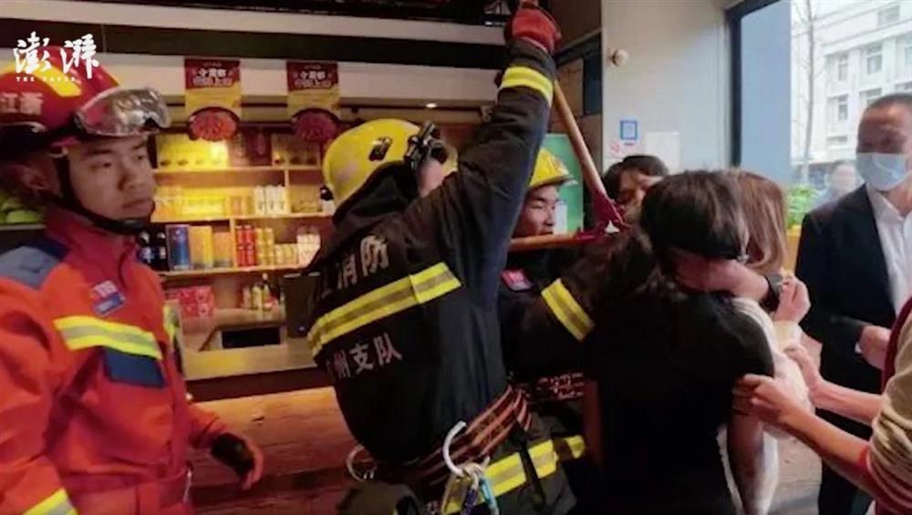 Say rượu cầm xích quấn vào cổ, 2 cô gái phải gọi điện cầu cứu-1