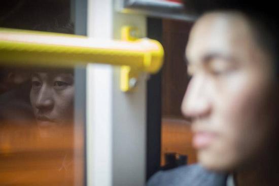 Đi làm về lúc nửa đêm, người đàn ông gục ngã khi mở cửa phòng