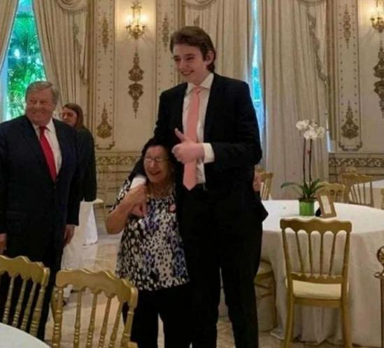 Con út nhà ông Trump nổi bật với chiều cao hơn 2m ở tuổi 16-8