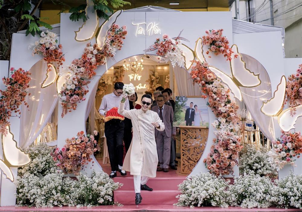 Chồng Lê Âu Ngân Anh khóc trong đám cưới ở Bình Định-1