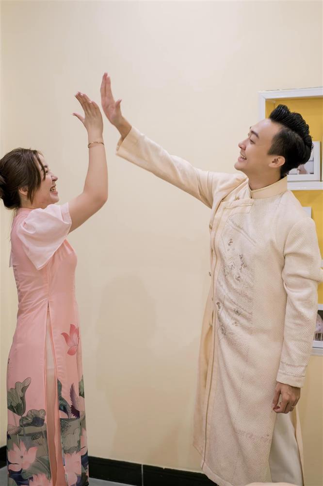 Chồng Lê Âu Ngân Anh khóc trong đám cưới ở Bình Định-2