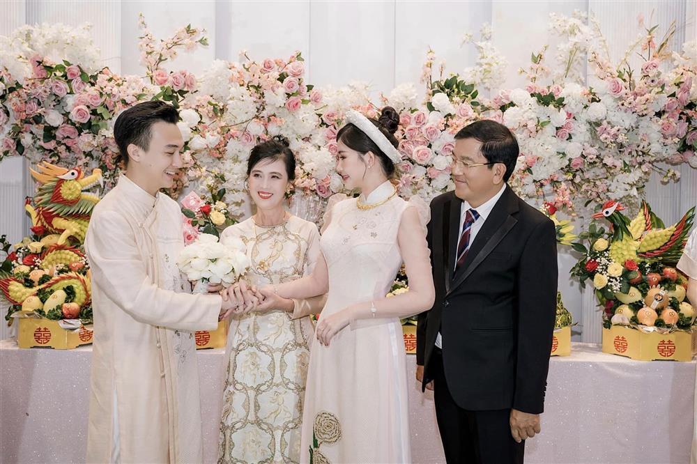 Chồng Lê Âu Ngân Anh khóc trong đám cưới ở Bình Định-4