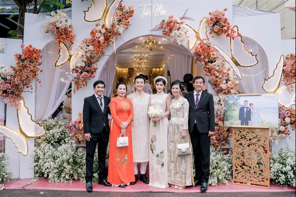 Chồng Lê Âu Ngân Anh khóc trong đám cưới ở Bình Định-8