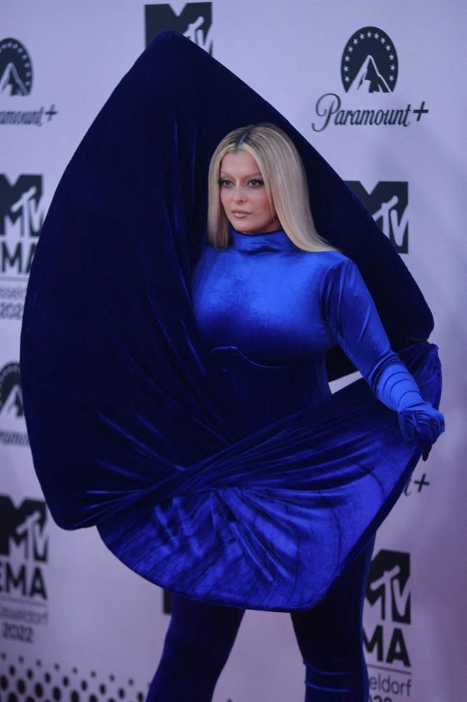 Những bộ cánh thảm họa tại MTV EMAs 2022-1