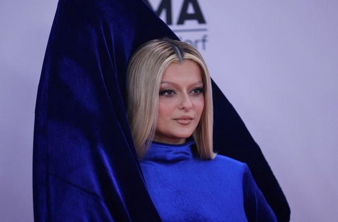 Những bộ cánh thảm họa tại MTV EMAs 2022-2