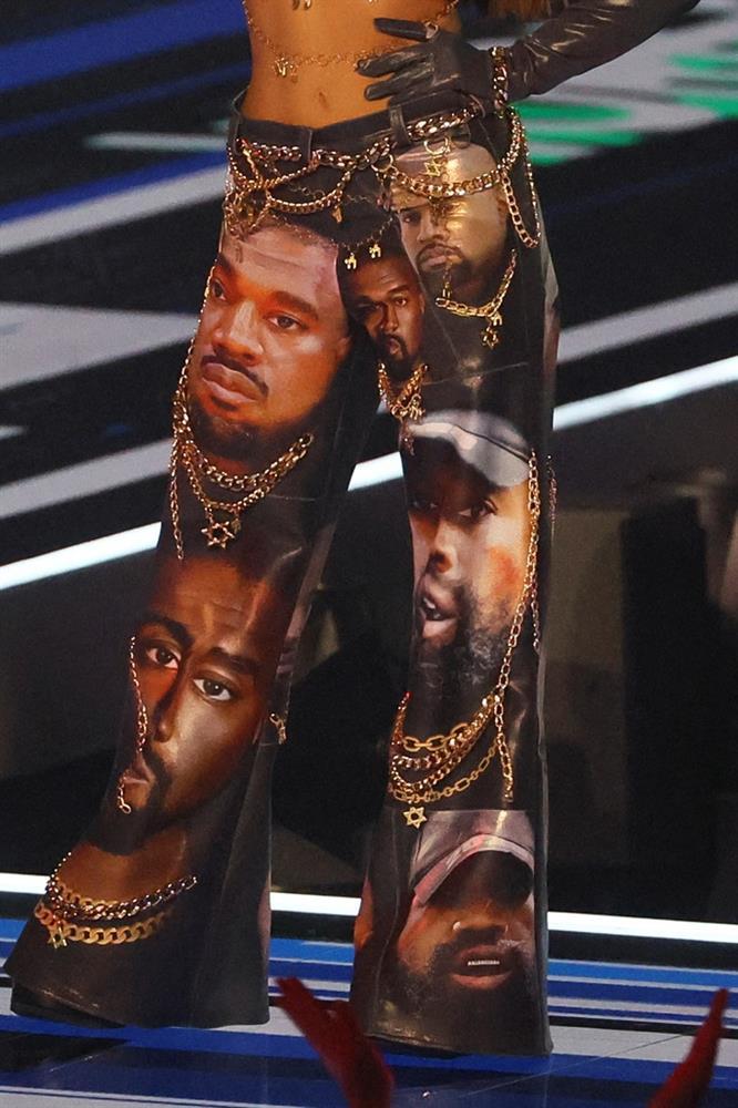 Những bộ cánh thảm họa tại MTV EMAs 2022-4