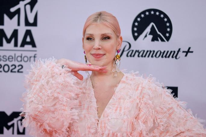 Những bộ cánh thảm họa tại MTV EMAs 2022-9