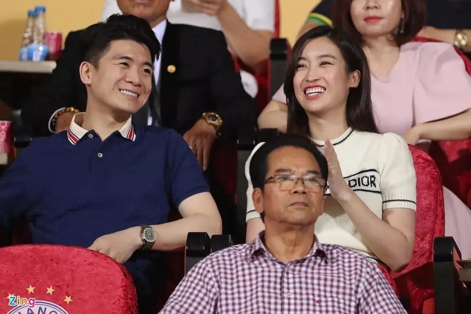 Ra sân bóng với chồng, Đỗ Mỹ Linh tưởng giản dị mà sặc mùi tiền-1