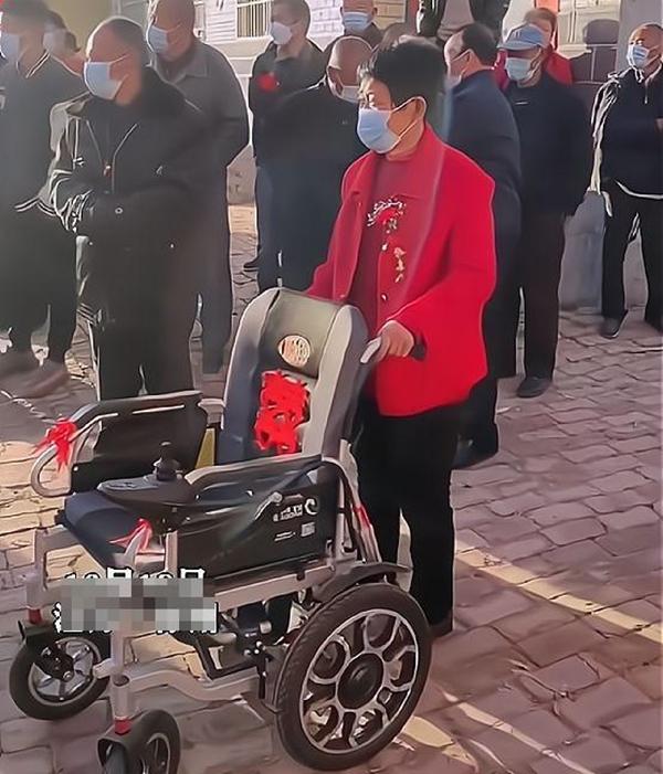 Thái độ của mẹ chồng khi con dâu phải ngồi xe lăn-1