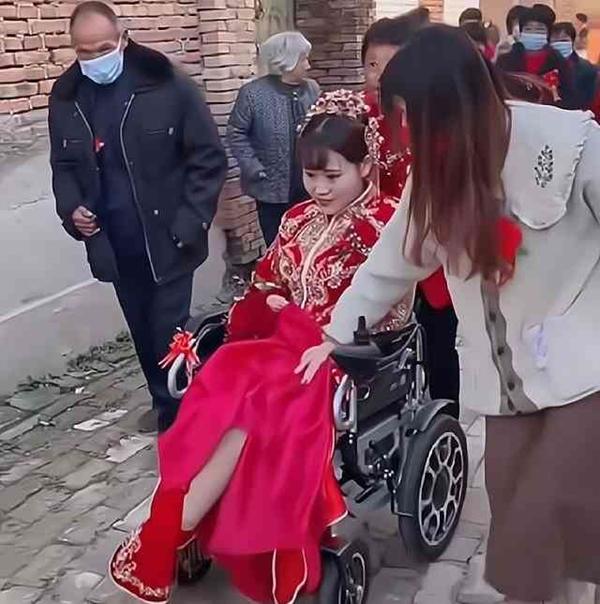 Thái độ của mẹ chồng khi con dâu phải ngồi xe lăn-2