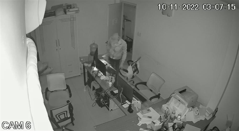 Clip: Táo tợn trèo cột điện, đột nhập tiệm chụp ảnh trộm cắp-1