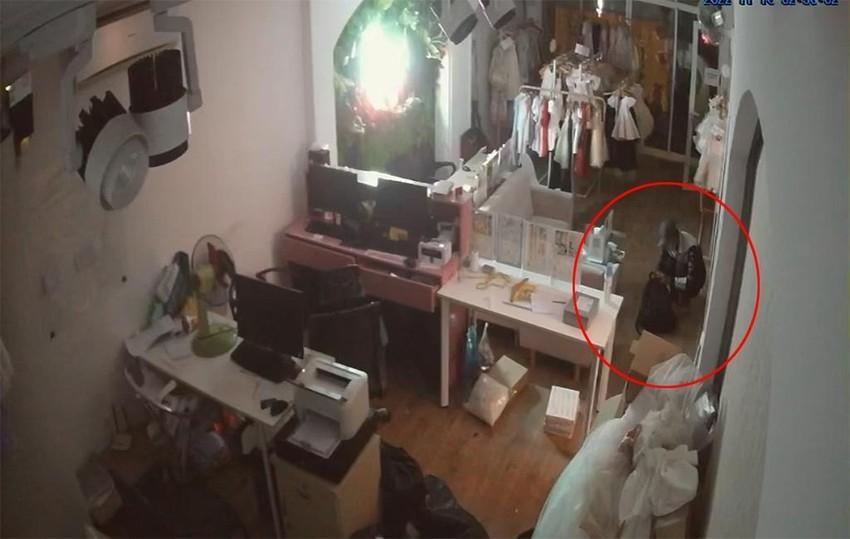 Clip: Táo tợn trèo cột điện, đột nhập tiệm chụp ảnh trộm cắp-2