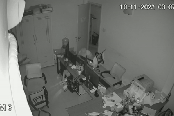 Clip: Táo tợn trèo cột điện, đột nhập tiệm chụp ảnh trộm cắp