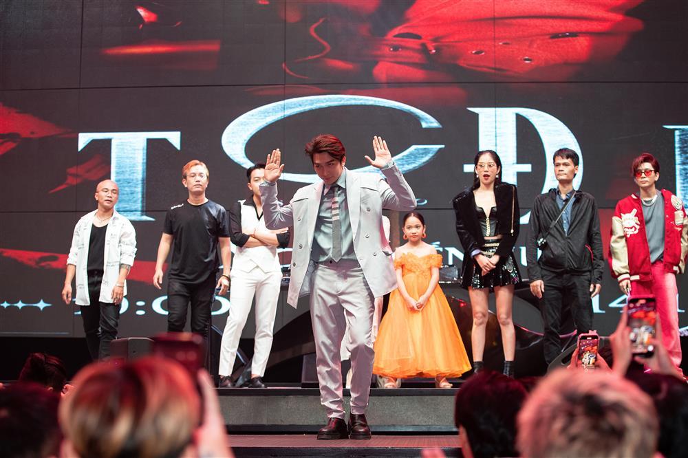 Sam bị lột giày, Ngô Kiến Huy bị lột đồ giữa đám đông-1