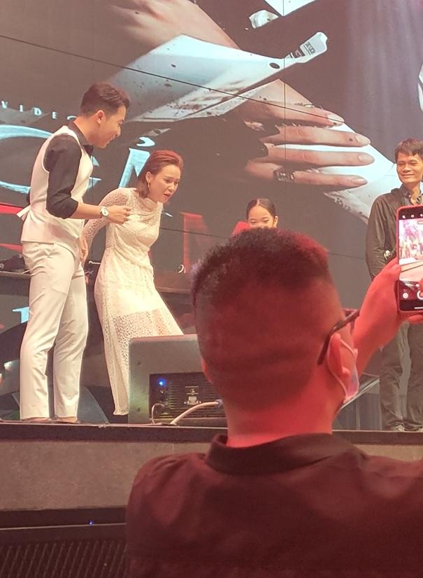 Sam bị lột giày, Ngô Kiến Huy bị lột đồ giữa đám đông-4