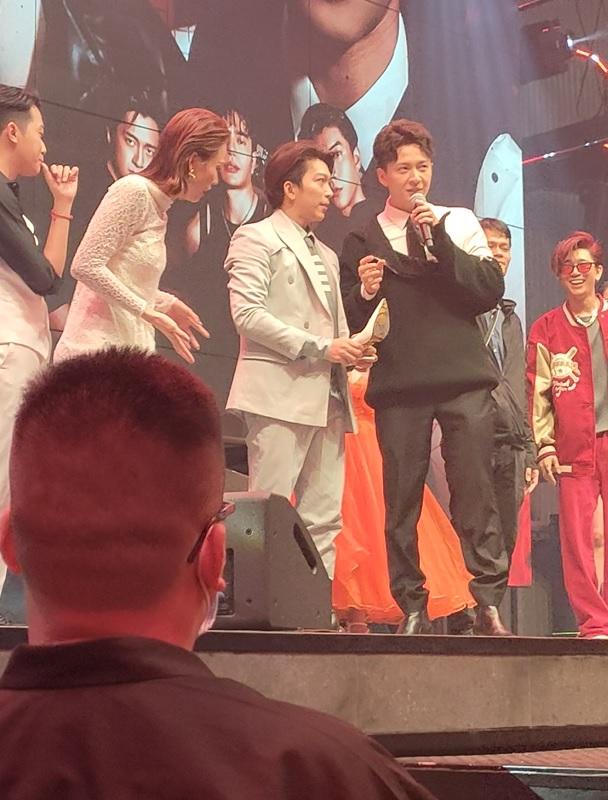 Sam bị lột giày, Ngô Kiến Huy bị lột đồ giữa đám đông-5