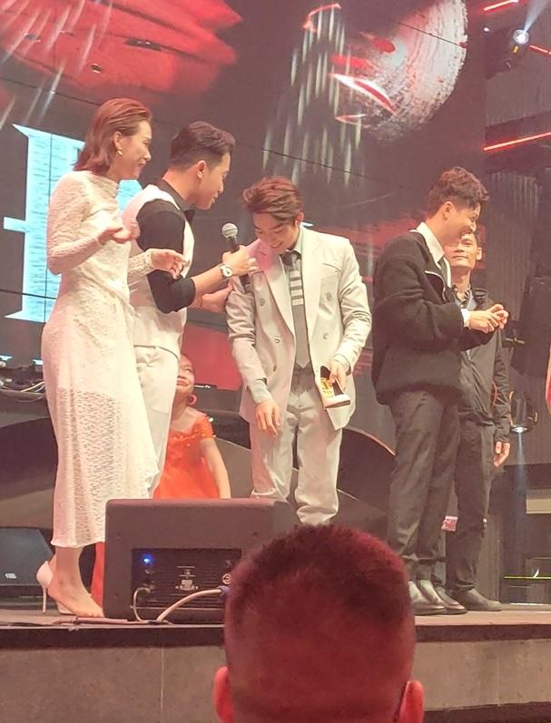 Sam bị lột giày, Ngô Kiến Huy bị lột đồ giữa đám đông-7