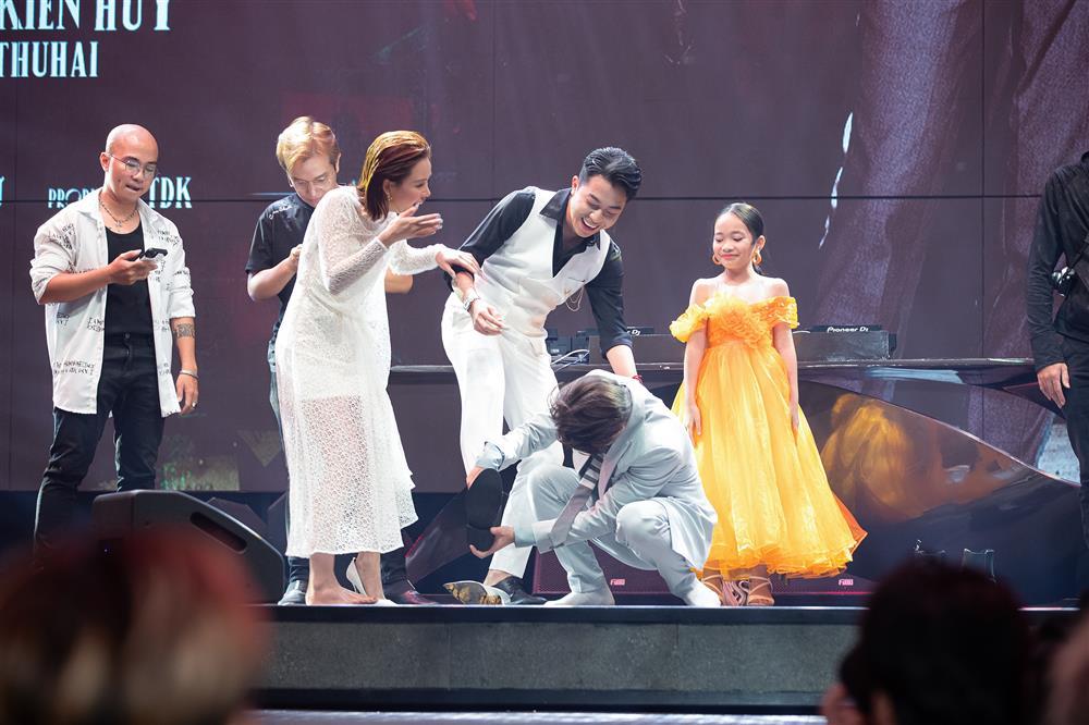 Sam bị lột giày, Ngô Kiến Huy bị lột đồ giữa đám đông-10