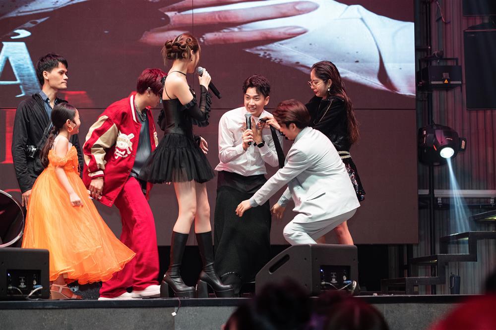 Sam bị lột giày, Ngô Kiến Huy bị lột đồ giữa đám đông-11