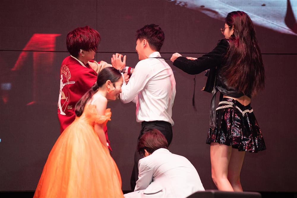 Sam bị lột giày, Ngô Kiến Huy bị lột đồ giữa đám đông-12