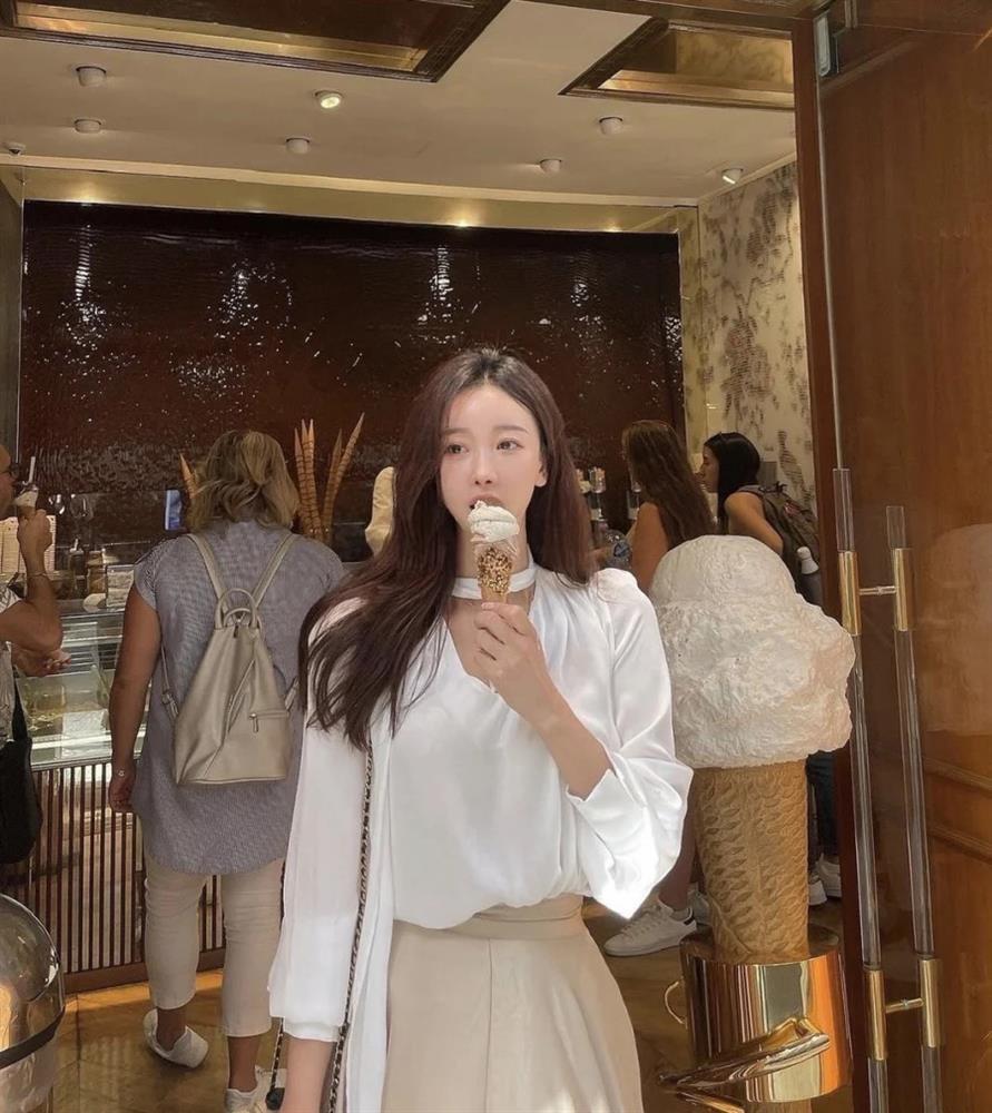 Áo blouse mỏng manh vẫn được ưa chuộng vào mùa thu đông-8