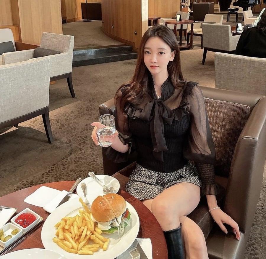 Áo blouse mỏng manh vẫn được ưa chuộng vào mùa thu đông-5