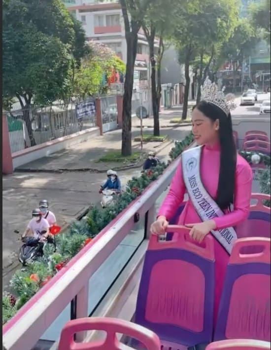 Hoa hậu Việt Nam 2022 Thanh Thủy mặc áo dài đỏ rực homecoming-9