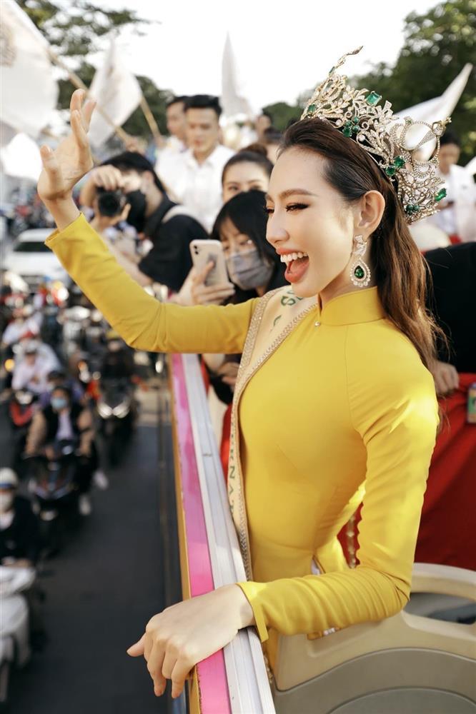 Hoa hậu Việt Nam 2022 Thanh Thủy mặc áo dài đỏ rực homecoming-7