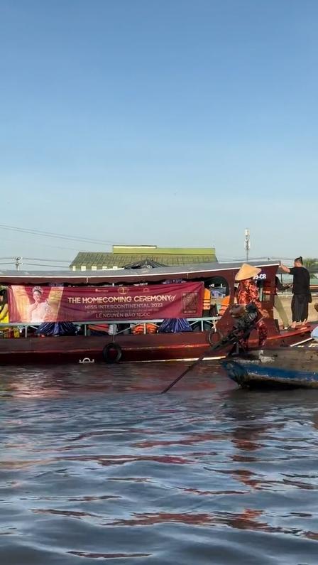 Bảo Ngọc đội vương miện 8 tỷ homecoming ở chợ nổi Cái Răng-1
