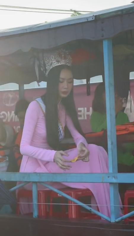 Hoa hậu Việt Nam 2022 Thanh Thủy mặc áo dài đỏ rực homecoming-6