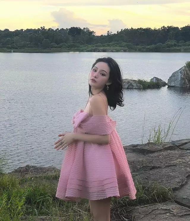 Hiền Hồ mặc váy cũ 1 năm trước, cách tạo dáng gây tranh cãi-10