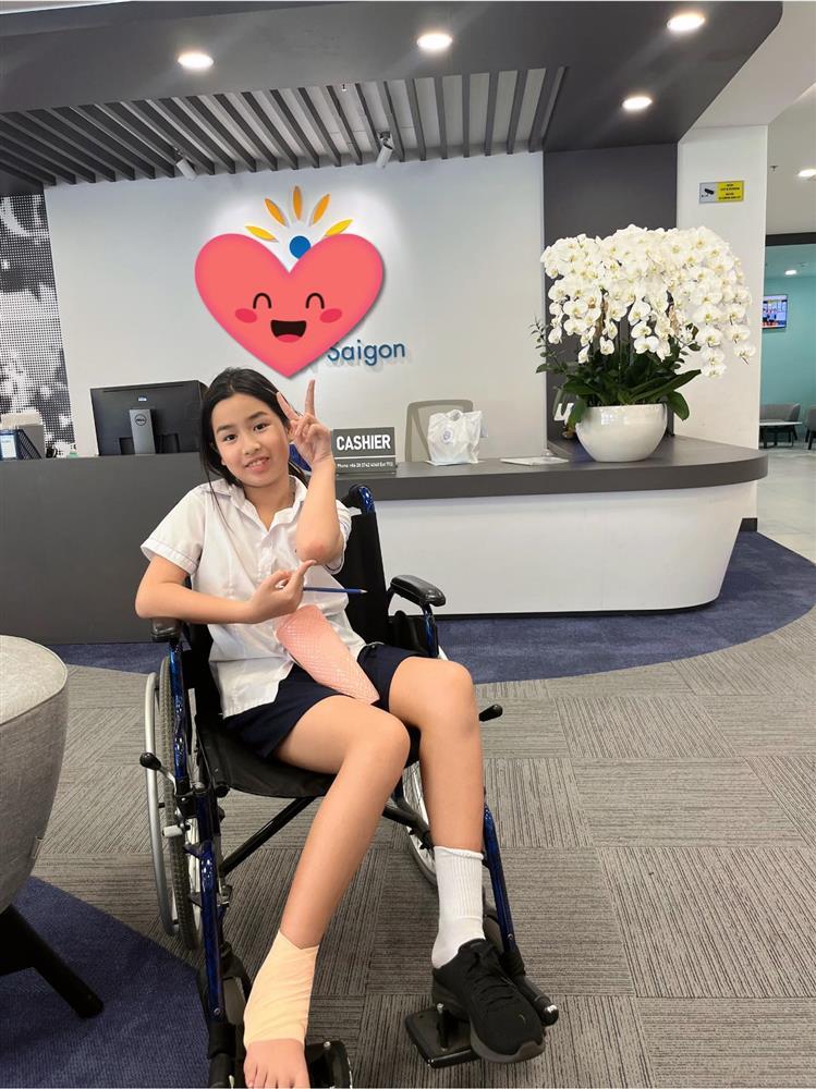 Lưu Hương Giang đăng ảnh con gái chấn thương, ngồi xe lăn-1