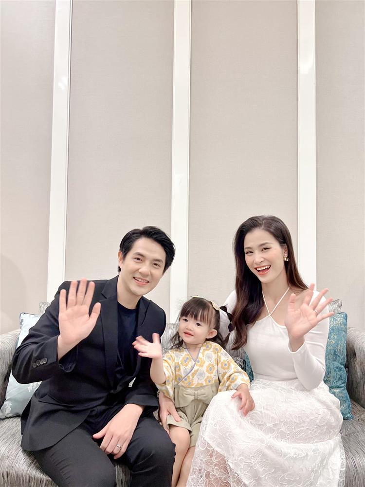 Tin showbiz Việt ngày 15/11: Lê Dương Bảo Lâm thích thú đôi môi quý tử-6