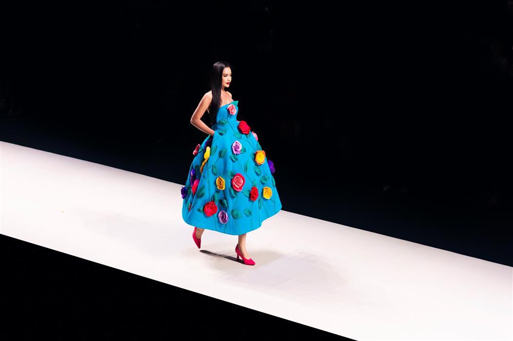 Sàn catwalk cao kỷ lục gần 10 mét của NTK Đỗ Mạnh Cường-5