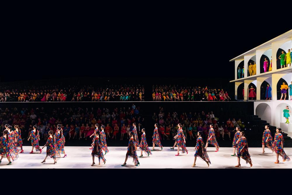 Sàn catwalk cao kỷ lục gần 10 mét của NTK Đỗ Mạnh Cường-3