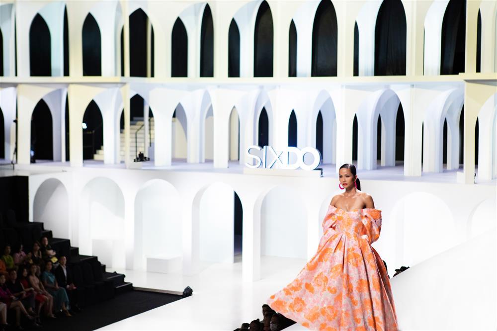 Sàn catwalk cao kỷ lục gần 10 mét của NTK Đỗ Mạnh Cường-1