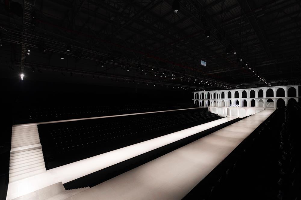 Sàn catwalk cao kỷ lục gần 10 mét của NTK Đỗ Mạnh Cường-6