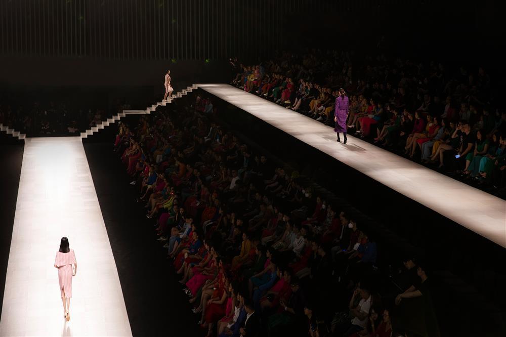 Sàn catwalk cao kỷ lục gần 10 mét của NTK Đỗ Mạnh Cường-7