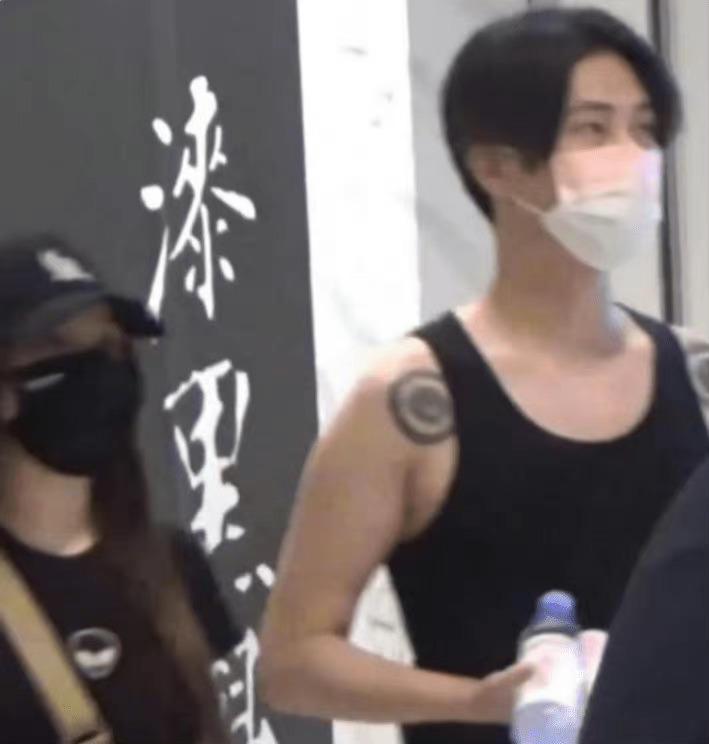 Cận cảnh rapper kém 12 tuổi nghi hẹn hò Lý Tiểu Lộ-1