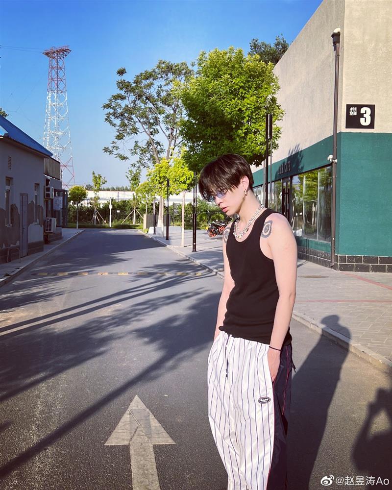 Cận cảnh rapper kém 12 tuổi nghi hẹn hò Lý Tiểu Lộ-3