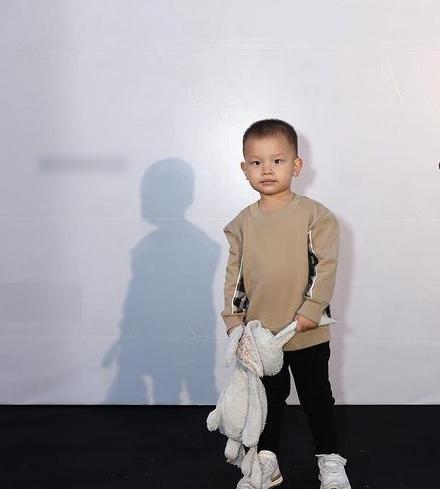 Con út Hà Hồ tạo dáng nghiêm túc trên thảm đỏ như Kim Lý mini-1