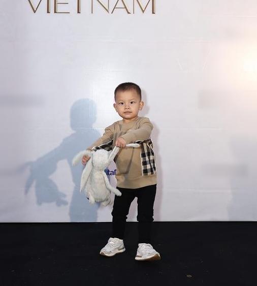 Con út Hà Hồ tạo dáng nghiêm túc trên thảm đỏ như Kim Lý mini-3