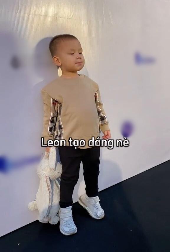 Con út Hà Hồ tạo dáng nghiêm túc trên thảm đỏ như Kim Lý mini-2