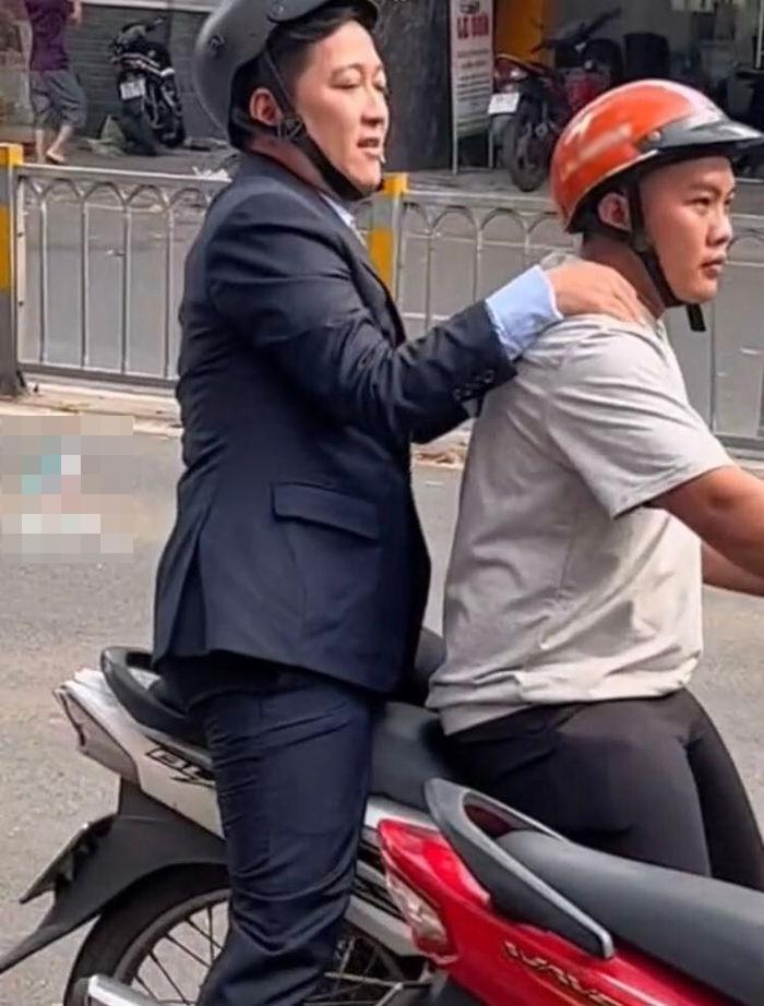 Bắt gặp Trường Giang mặc vest đi xe ôm, tướng ngồi cực hài-1