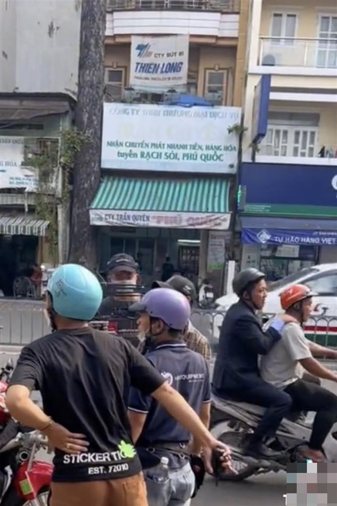 Bắt gặp Trường Giang mặc vest đi xe ôm, tướng ngồi cực hài-4