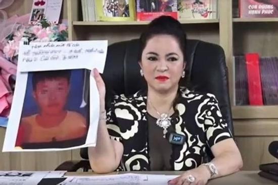 Ai hỗ trợ bà Phương Hằng livestream xúc phạm các nghệ sĩ?