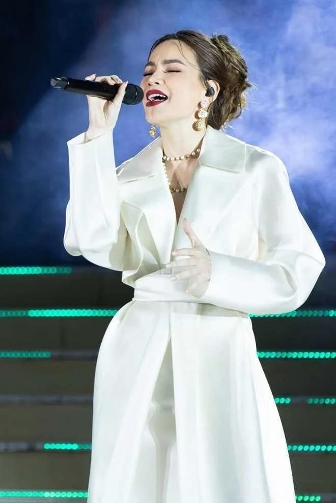 Hà Hồ khóc 7 ngày vì bị tình cũ chia tay, dân tình gọi tên Cường Đô La-1