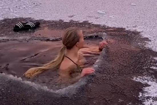 Cô gái tự tạo bồn tắm dưới băng tự nhiên